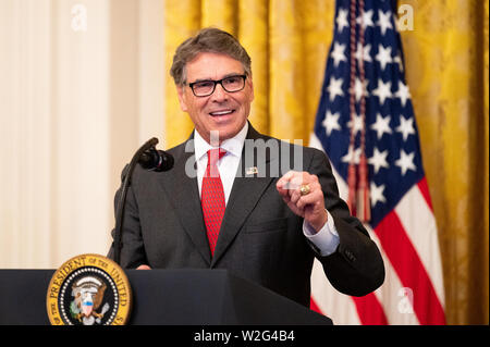 Washington, Stati Uniti. 08 Luglio, 2019. Stati Uniti Segretario di energia Rick Perry parlando di "America's Leadership ambientale' nella Sala Est della Casa Bianca di Washington, DC. Credito: SOPA Immagini limitata/Alamy Live News Foto Stock