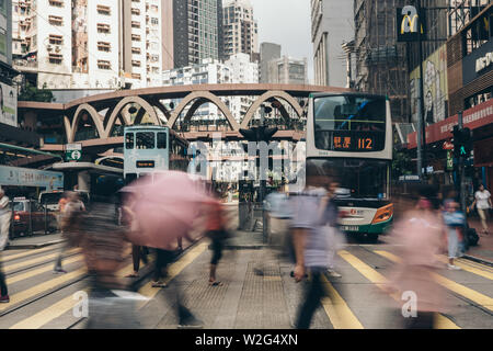 La Causeway Bay di Hong Kong, 08 Luglio 2019: " commuter " nella trafficata crosswalk, Causeway Bay. La Baia di Causeway è una delle aree più interessanti per i turisti e per i bus Foto Stock