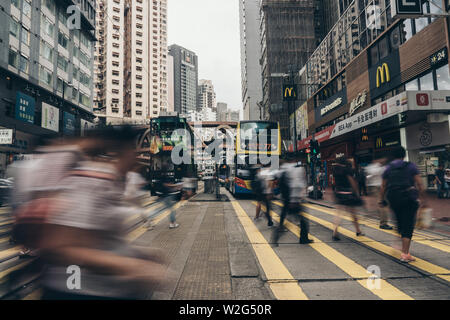 La Causeway Bay di Hong Kong, 08 Luglio 2019: " commuter " nella trafficata crosswalk, Causeway Bay. La Baia di Causeway è una delle aree più interessanti per i turisti e per i bus Foto Stock
