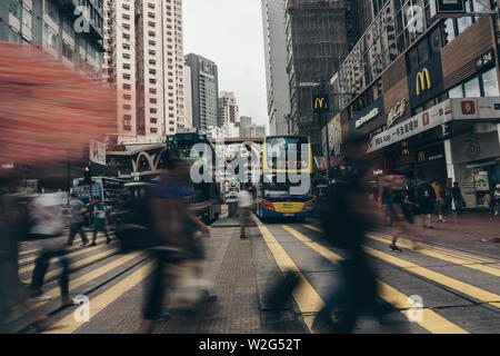 La Causeway Bay di Hong Kong, 08 Luglio 2019: " commuter " nella trafficata crosswalk, Causeway Bay. La Baia di Causeway è una delle aree più interessanti per i turisti e per i bus Foto Stock