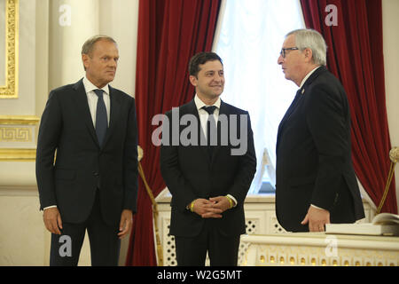 (190709) -- KIEV, 9 luglio 2019 (Xinhua) -- (L a R) Consiglio europeo il presidente Donald Tusk, Presidente ucraino Volodymyr Zelensky e il Presidente della Commissione Europea Jean Claude Juncker reagire prima di una conferenza stampa a Kiev, Ucraina, Luglio 8, 2019. Cinque accordi fornendo 126.9 milioni di euro (142,3 milioni di dollari USA) aiuto per l'Ucraina sono stati firmati durante l'Ucraina-vertice UE tenutasi a Kiev il lunedì, informazioni sul presidente ucraino il sito ufficiale ha mostrato. Durante l incontro il presidente ucraino Volodymyr Zelensky, Presidente del Consiglio europeo Donald Tusk ed Europea C Foto Stock