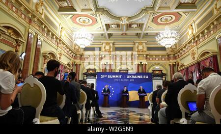 (190709) -- KIEV, 9 luglio 2019 (Xinhua) -- Presidente del Consiglio europeo Donald Tusk, Presidente ucraino Volodymyr Zelensky e il Presidente della Commissione Europea Jean Claude Juncker partecipare ad una conferenza stampa a Kiev, Ucraina, Luglio 8, 2019. Cinque accordi fornendo 126.9 milioni di euro (142,3 milioni di dollari USA) aiuto per l'Ucraina sono stati firmati durante l'Ucraina-vertice UE tenutasi a Kiev il lunedì, informazioni sul presidente ucraino il sito ufficiale ha mostrato. Durante l incontro il presidente ucraino Volodymyr Zelensky, Presidente del Consiglio europeo Donald Tusk e Commissione europea presiede Foto Stock