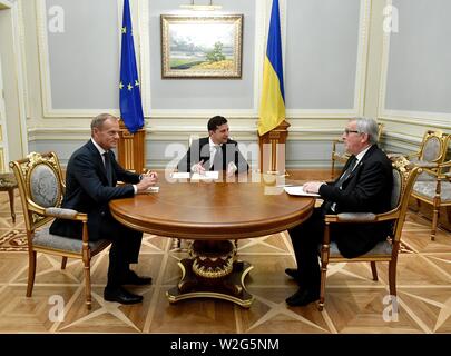 (190709) -- KIEV, 9 luglio 2019 (Xinhua) -- Il presidente ucraino Volodymyr Zelensky (C), il Presidente del Consiglio europeo Donald Tusk (1L) e il Presidente della Commissione Europea Jean Claude Juncker di tenere un incontro a Kiev, Ucraina, Luglio 8, 2019. Cinque accordi fornendo 126.9 milioni di euro (142,3 milioni di dollari USA) aiuto per l'Ucraina sono stati firmati durante l'Ucraina-vertice UE tenutasi a Kiev il lunedì, informazioni sul presidente ucraino il sito ufficiale ha mostrato. Durante l incontro il presidente ucraino Volodymyr Zelensky, Presidente del Consiglio europeo Donald Tusk e Commissione europea Presid Foto Stock