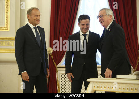 (190709) -- KIEV, 9 luglio 2019 (Xinhua) -- (L a R) Consiglio europeo il presidente Donald Tusk, Presidente ucraino Volodymyr Zelensky e il Presidente della Commissione Europea Jean Claude Juncker reagire prima di una conferenza stampa a Kiev, Ucraina, Luglio 8, 2019. Cinque accordi fornendo 126.9 milioni di euro (142,3 milioni di dollari USA) aiuto per l'Ucraina sono stati firmati durante l'Ucraina-vertice UE tenutasi a Kiev il lunedì, informazioni sul presidente ucraino il sito ufficiale ha mostrato. Durante l incontro il presidente ucraino Volodymyr Zelensky, Presidente del Consiglio europeo Donald Tusk ed Europea C Foto Stock