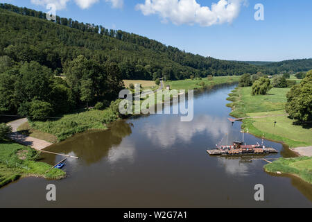 Wahmbeck, Germania. 17 Giugno, 2019. Il fiume Weser Wahmbeck traghetto viaggia tra la bassa città sassone di Wahmbeck e la città di Hesse di Gewissenruh sul Weser. (Foto aeree con un drone) (al dpa serie estiva "Vivere e lavorare sul fiume') Credito: Swen Pförtner/dpa/Alamy Live News Foto Stock