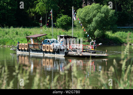 Wahmbeck, Germania. 17 Giugno, 2019. Petra Helga Ilsenann, ferrywoman del Weser Wahmbeck traghetto, sorge sulla fune di imbardata del traghetto, che viaggia tra la Bassa Sassonia Wahmbeck cittadina e la città di Hesse Gewissenruh sul Weser. (Per dpa estate serie 'Vivere e lavorare sul fiume') Credito: Swen Pförtner/dpa/Alamy Live News Foto Stock