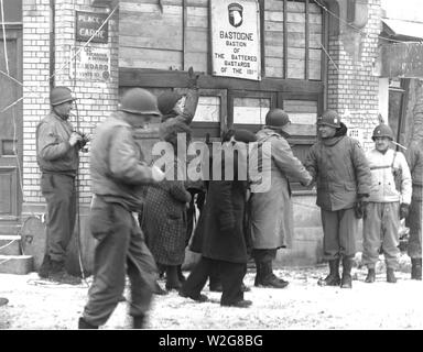 Didascalia originale: Generali della 101ª Divisione aviotrasportata rivedere la 101st Div. nella città di Bastogne, Belgio. Essi sono in parte anteriore del 'il bastione della martoriata bastardi del 101st.' 1/18/45. Bastogne, Belgio. Foto Stock