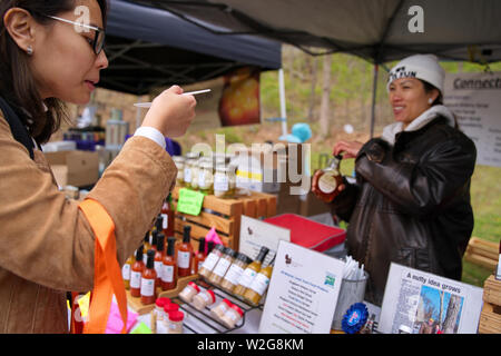 Meriden, CT, Stati Uniti d'America. Apr 2019. Daffodil Festival. I fornitori che vendono i loro prodotti. Foto Stock