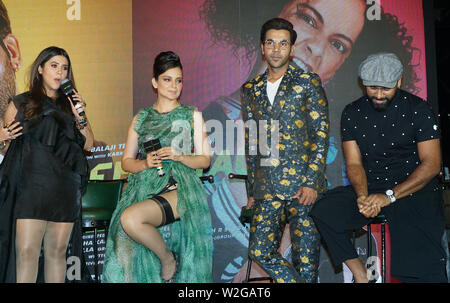 MUMBAI, India - 7 Luglio:(L-R) Indiano produttore di film Ekta Kapoor attore Kangana Ranaut, raj kumar rao e coreografo Bosco Martis durante la canzone la Foto Stock