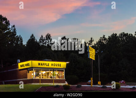 Waffle House 24/7/365 ristorante al tramonto in Snellville, Georgia. (USA) Foto Stock