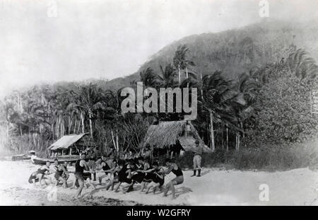 I soldati americani in Panama. Soldati americani godendo di un Tug-of-War corrispondenza su una delle isole adiacenti al canale di Panama. Nota la fitta giungla in background ca. 5/24/1920 Foto Stock