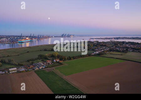 Felixstowe contenitore porta dall'aria sopra Shotley Gate, Suffolk Foto Stock