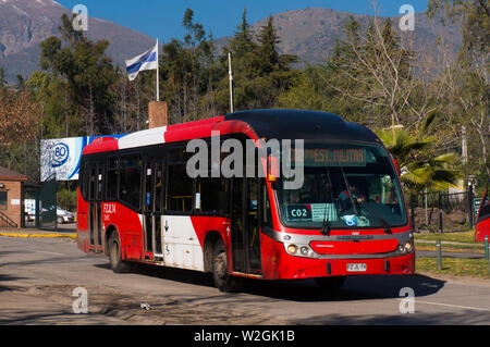 SANTIAGO DEL CILE - Luglio 2017: un rosso Transantiago bus in Las Condes Foto Stock