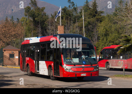 SANTIAGO DEL CILE - Luglio 2017: un rosso Transantiago bus in Las Condes Foto Stock