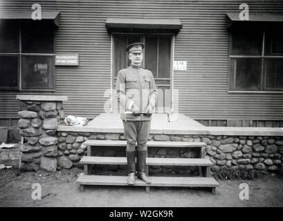 Il colonnello R. Brown, Comandante, 2° della brigata di fanteria, davanti al suo ufficio presso il Camp Merritt, New Jersey ca. 9/8/1919 Foto Stock