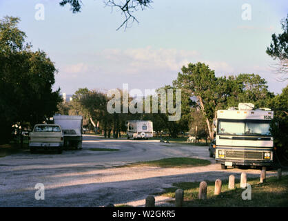 Veicoli da diporto parcheggiata in un campeggio ca. 1987 Foto Stock