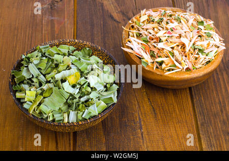 Essiccato pandan lascia nella ciotola di legno. Foto Stock