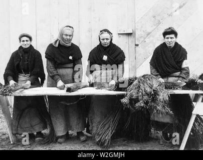 Contadini francesi di taglio erba raffa di legare il camuffamento tappetini al filo netting, Dijon, Francia, camuffamento di impianto. Duecento le donne vengono impiegate a 4 franchi al giorno. Aprile 1918. Foto Stock