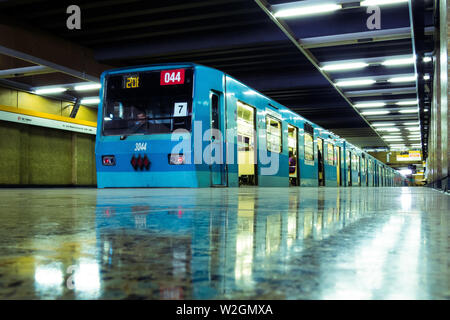 SANTIAGO DEL CILE - Dicembre 2014: un vecchio Santiago Metro NS74 Treno El Llano station Foto Stock