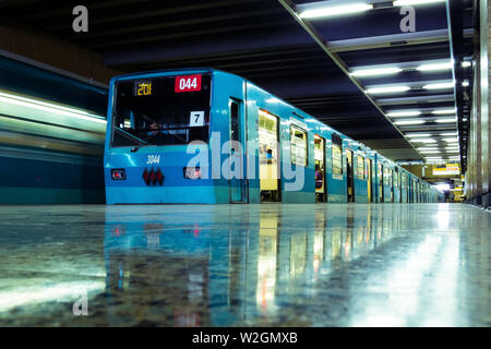 SANTIAGO DEL CILE - Dicembre 2014: un vecchio Santiago Metro NS74 Treno El Llano station Foto Stock