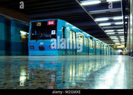 SANTIAGO DEL CILE - Dicembre 2014: un vecchio Santiago Metro NS74 Treno El Llano station Foto Stock