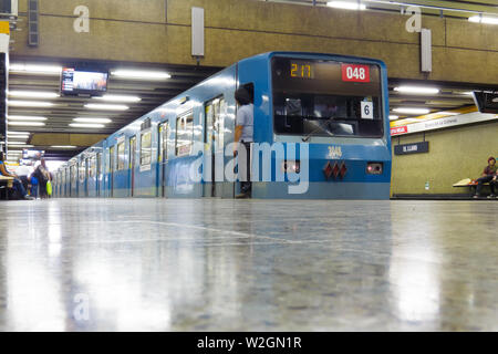 SANTIAGO DEL CILE - Dicembre 2014: un vecchio Santiago Metro NS74 Treno El Llano station Foto Stock