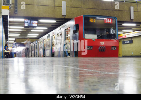 SANTIAGO DEL CILE - Dicembre 2014: un vecchio Santiago Metro NS74 Treno El Llano station Foto Stock