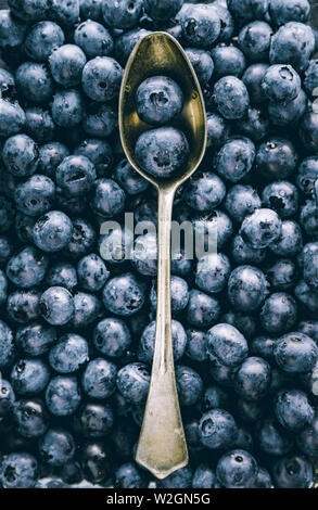 Fresh huckleberry full frame sfondo alimentare. Il concetto di cibo sano e in estate di mangiare. Foto Stock