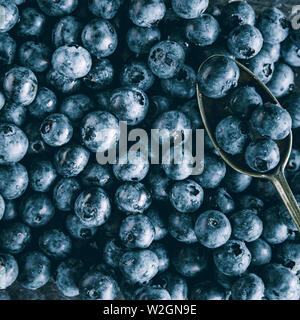 Fresh huckleberry full frame sfondo alimentare. Il concetto di cibo sano e in estate di mangiare. Foto Stock