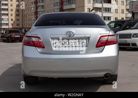 Novosibirsk, Russia - 07.09.2019: vista posteriore della Toyota Camry 2006 in color argento dopo la pulizia prima della vendita in una giornata di sole su parcheggio Foto Stock