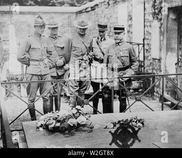 American Independence Day 1917, Francia. Ufficiali Americani la visualizzazione di Lafayette la tomba nel cimitero di Picpus. Foto Stock