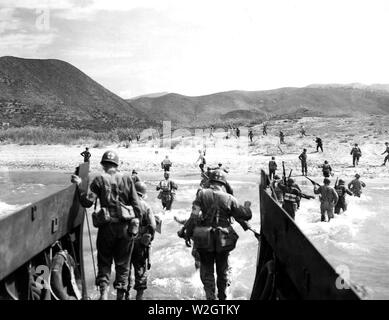 Truppe alleate lasciare landingcraft e testa per la spiaggia attraverso il surf durante una pratica di esercizio di atterraggio vicino a Napoli, nella zona di Mondragone, Italia, prima dell'invasione della Francia meridionale Foto Stock