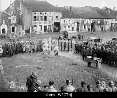 Lt JJ Holliday, cappellano, 166a del Reggimento di Fanteria (precedentemente noto come 4° Reggimento di Fanteria, Ohio National Guard), rendering ultimi riti per un caduto sodier ca. 3/3/1918 Foto Stock