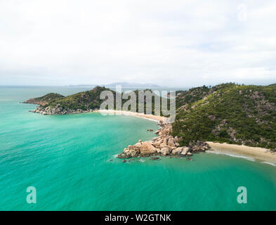 Vedute aeree su un isola tropicale nel bel mezzo di un arcipelago. Drone scatti su Magnetic Island nel Queensland del Nord e vicino alla Grande Barriera ree Foto Stock