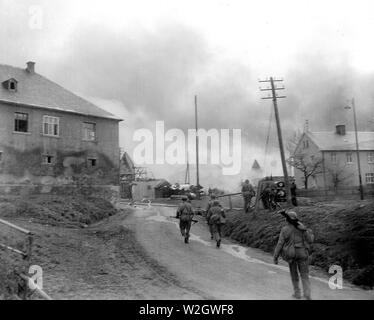 Fanti del novantesimo divisione, 3° US Army, la lotta contro il loro modo attraverso Gottsmanngrun, Germania, essendo trattenuto da una compagnia di tedeschi che stanno tenendo su di impedire agli americani di attraversare il fiume Saale ca. 4/1945 Foto Stock