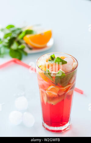 Frutta fresca limonata con la menta in un bicchiere Foto Stock