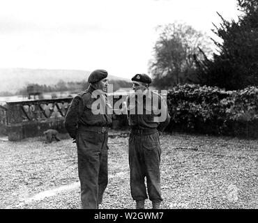 Lt. Col. Vaughan, comandante di un commando Depot , conferisce con il suo secondo in comando, Grandi Pietro Cookcraft, sul programma del giorno per una unità di Ranger. La Scozia, 12 febbraio 1943. Il tenente. Col. C.E. Vaughan della XXIX Battaglione Ranger., Spean Bridge, Scozia. Foto Stock