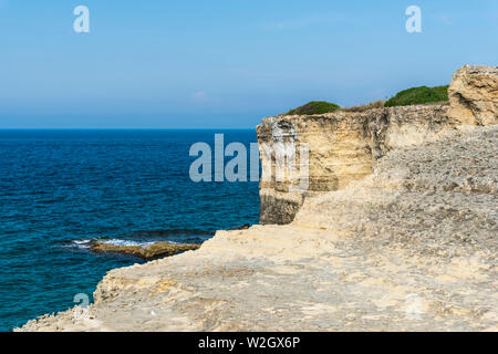 Il Salento, il mare e la spiaggia incantevole. Le due sorelle, Torre dell'Orso. La puglia, Italia Foto Stock