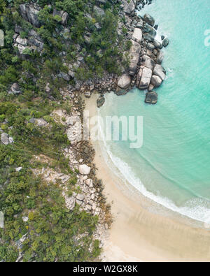 Vedute aeree su un isola tropicale nel bel mezzo di un arcipelago. Drone scatti su Magnetic Island nel Queensland del Nord e vicino alla Grande Barriera ree Foto Stock