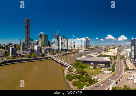 BRISBANE, AUS - Mar 19 2019: Brisbane e Southbank vista aerea con William Jolly e Kurilpa ponti in primo piano, Queensland, Australia Foto Stock