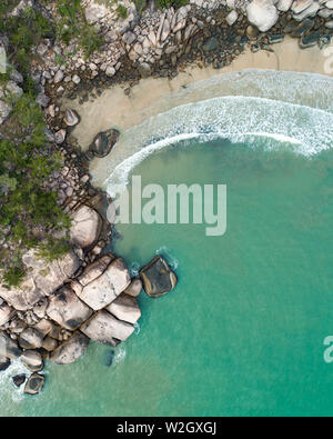 Vedute aeree su un isola tropicale nel bel mezzo di un arcipelago. Drone scatti su Magnetic Island nel Queensland del Nord e vicino alla Grande Barriera ree Foto Stock