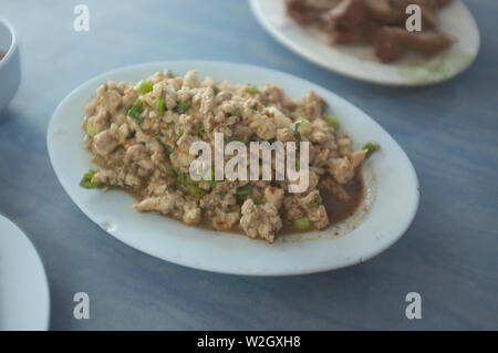 Cibo tailandese, piccante di carne macinata di maiale insalata o Larb Moo Foto Stock