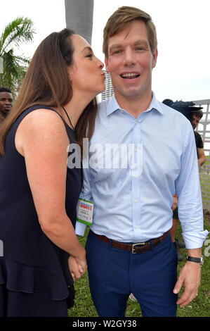 MIAMI, FLORIDA - 27 giugno: Eric Michael Swalwell Jr. è un uomo politico americano che serve come NEGLI STATI UNITI Rappresentante per la California del XV quartiere congressuale fin dal 2013, visto qui con la moglie prima della discussione sulla seconda notte del primo 2020 democratico dibattito presidenziale. Un campo di 20 democratica candidati presidenziali è stato suddiviso in due gruppi di 10 per il primo dibattito del 2020 elezione si svolge su due notti al Knight Concert Hall di Adrienne Arsht Center per le Arti dello Spettacolo della Contea di Miami-Dade su Giugno 27, 2019 a Miami in Florida Persone: Eric Swalwell, Britt Foto Stock