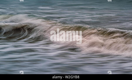 Un astratto, long-immagine di esposizione delle onde che si infrangono sulla spiaggia. Foto Stock