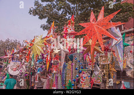 Natale,mercati,a,Road,visualizzazione,cerimonia rituale,,elementi,Stelle di natale,lampadine, Centrale ,Kolkata,l'India. Foto Stock