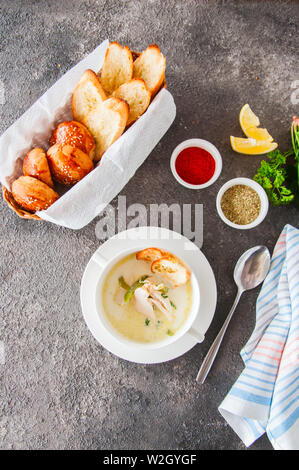 Cremosa zuppa di verdure con pollo e crostini Foto Stock