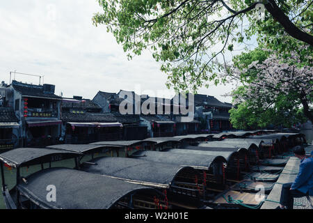 XITANG - Mar 31,2019: imbarcazioni turistiche sui canali di acqua di Xitang cittadina in provincia di Zhejiang, Cina Foto Stock