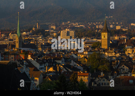 Sunrise luce sulla città vecchia e chiese di Zurigo, Svizzera Foto Stock