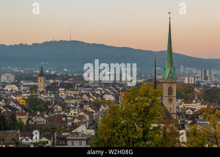 Vista sulle chiese e sui tetti della città di Zurigo nella luce del mattino Foto Stock