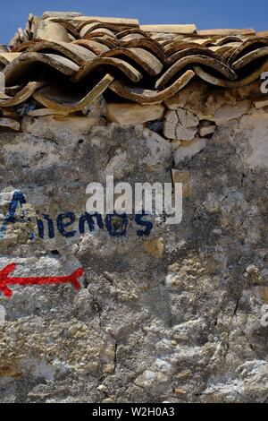 Blue Graffiti su un derelitti vecchio muro nel borgo collinare di AFionis Corfù Foto Stock